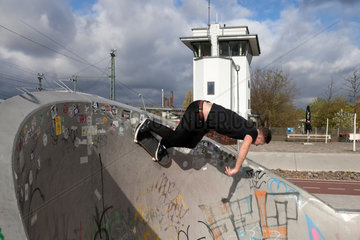 Berlin  Deutschland  ein Skater im Park am Gleisdreieck