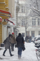 Berlin  Deutschland  Passanten in der schneebedeckten Mommsenstrasse