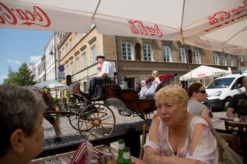 Warschau  Polen  Touristen in einem Strassencafe und ein Pferdekutscher