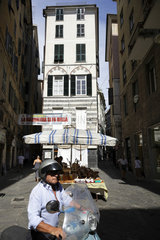 Genua  Italien  Menschen in schmalen Gassen in der Altstadt