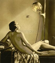 Frau unter Hoehensonne 1939