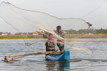 Kavadapitty  Sri Lanka  ein Fischer wirft sein Netz aus