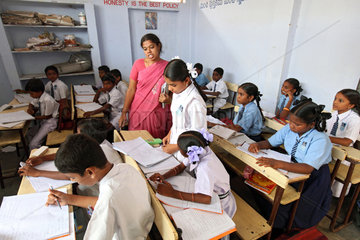 Vijayawada  Indien  eine Schulklasse im Klassenzimmer mit der Lehrerin