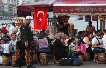 Istanbul  Tuerkei  tuerkisches Restaurant am Bosporus