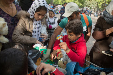 Berlin  Deutschland  Helferin verteilen Spenden an die Fluechtlinge