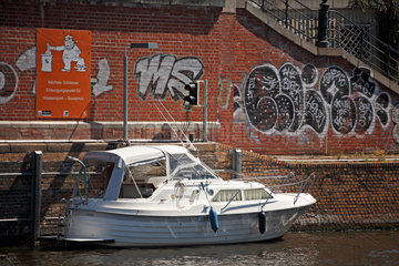 Berlin  Deutschland  Boot am Ufer der Spree