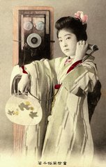 Japanerin beim Telefonieren  um 1906