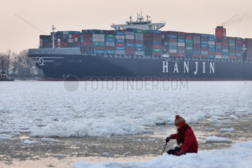 Hamburg  Deutschland  spielendes Kind an der Elbe und das Containerschiff Hanjin Europe