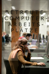 Berlin  Deutschland  Computerarbeitsplaetze im Jacob-und-Wilhelm-Grimm-Zentrum