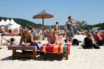 Essen  Deutschland  zwei Maedchen auf Sonnenliegen im Strandbad am Baldeneysee