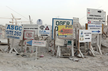 Dubai  Vereinigte Arabische Emirate  Richtungsschilder fuer zahlreiche Baustellen