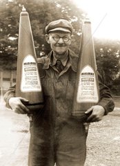 Mann mit Feuerloeschern  um 1929