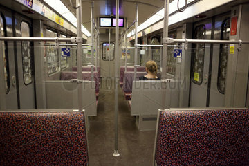 Berlin  Deutschland  Frau sitzt allein in der U-Bahn