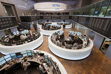 Frankfurt am Main  Deutschland  Aktienhaendler im Handelssaal der Frankfurter Wertpapierboerse