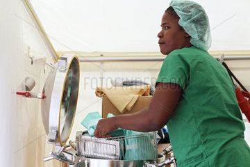 Carrefour  Haiti  Krankenschwester bestueckt einen Dampfsterilisator mit OP Besteck