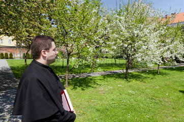 Krakau  Polen  Priester im Garten des Klosters der Regularkanoniker Lateranensischer Kongregation