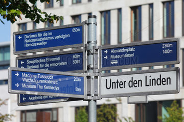 Berlin  Deutschland  Hinweisschilder fuer touristische Ziele und Strassenschild Unter den Linden
