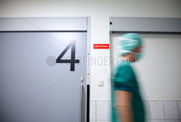 Deutschland  Krankenhaus  Flur zum Operationssaal 4