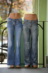Zgorzelec  Polen  Jeansladen mit halben Schaufensterpuppen mit stonewashed Jeans
