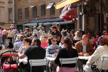 Stockholm  Schweden  Touristen sitzen in Strassencafes in der Altstadt