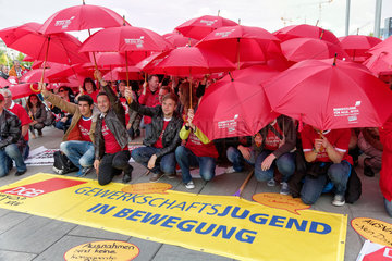 Berlin  Deutschland  Demo vor Mindestlohnbeschluss