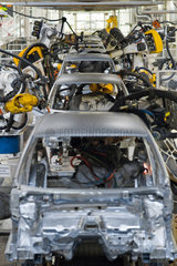 Wolfsburg  Deutschland  VW-Werk  Schweissroboter im Rohbau  Schweissstrasse