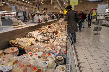 Sigolsheim  Frankreich  Kaeseabteilung im Cora Hypermarkt