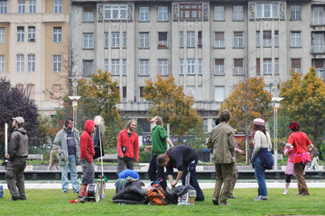Budapest  Ungarn  alternative Jugendliche tanzen am Platz Erzebet ter
