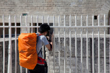 Arles  Frankreich  Tourist beim Fotografieren