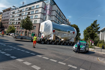 Berlin  Deutschland  Tieflader transportiert eine 500 Tonnen schweren Kraftwerksgasturbine