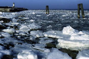 Warnemuende  DDR  Eisschollen auf der Ostsee