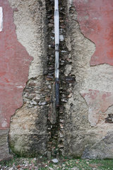 Tortoli  Italien  ein Regenrohr auf der Wand eines verfallenen Hauses in Sardinien