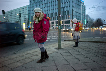 Berlin  Deutschland  ein Kind auf dem Schulweg an einer Strassenkreuzung