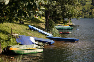 Feld am See  Oesterreich  Boote am Ufer des Brennsee
