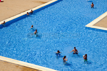 Spanien  Ayamonte  Menschen am Pool