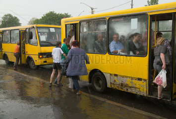 Lemberg  Ukraine  staedtische Linienbusse an einem verregneten Tag