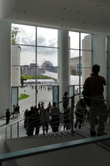 Berlin  Deutschland  Besucher im Foyer des Bundeskanzleramtes