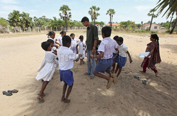 Navatkerny  Sri Lanka  Schueler werden spielerisch ueber Hygiene unterrichtet