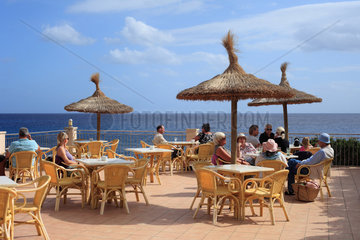 Cala Figuera  Spanien  Touristen auf der Terrasse eines Cafes in Cala Figuera