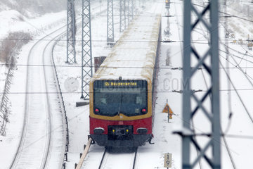 Berlin  Deutschland  S-Bahn und schneebedeckte Gleise