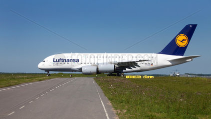 Duesseldorf  Deutschland  der Airbus A380 von Lufthansa wartet auf den Start