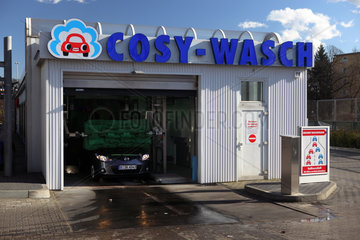 Berlin  Deutschland  Auto in einer Autowaschanlage von Cosy-Wasch