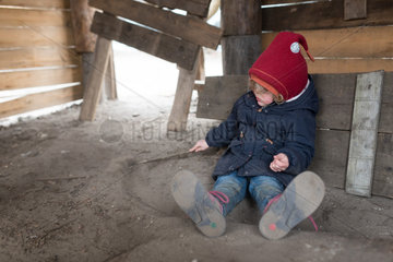 Berlin  Deutschland  kleines Maedchen spielt auf einem Spielplatz