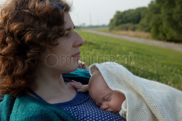 Hamburg  Deutschland  eine Mutter mit ihrem Baby