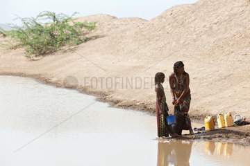 Semera  Aethiopien  Nomaden beim Wasserholen an einer Wasserstelle
