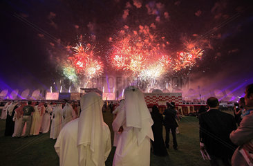 Dubai  Vereinigte Arabische Emirate  Zuschauer beobachten das Feuerwerk
