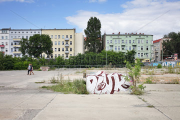 Berlin  Deutschland  unsanierte und sanierte Altbauten am ehemaligen Osthafen