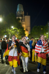 Berlin  Deutschland  Fussballfans auf dem Kudamm nach dem Vorrundensieg fuer Deutschland