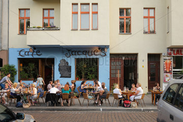 Berlin  Deutschland  Besucher im Cafe Jacques am Maybachufer