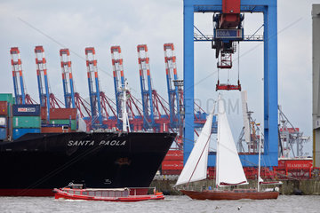 Hamburg  Deutschland  eine Barkasse und ein Segelboot im Containerhafen